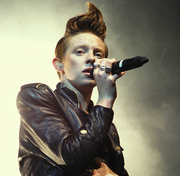 la_roux_main