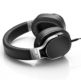 Oppo's PM3 headphones.